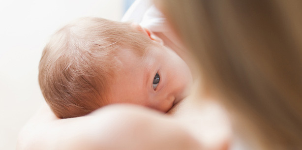 Stillprobleme: Zungenbändchen durchschneiden lassen? Chancen & Folgen.